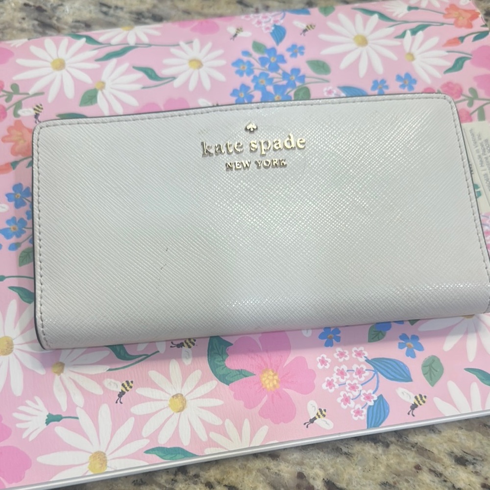 Kate Spade White Wallet Elegant and Versatile